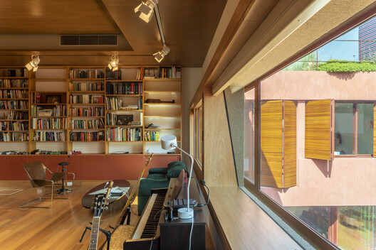 House in São Paulo / André Vainer Arquitetos House in São Paulo / André Vainer Arquitetos - Interior Photography, Wood, Shelving, Chair