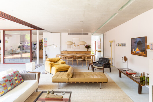 House in São Paulo / André Vainer Arquitetos House in São Paulo / André Vainer Arquitetos - Interior Photography, Living Room, Sofa, Wood, Table, Lighting, Chair