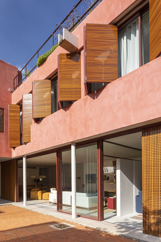 House in São Paulo / André Vainer Arquitetos House in São Paulo / André Vainer Arquitetos - Exterior Photography, Wood, Balcony