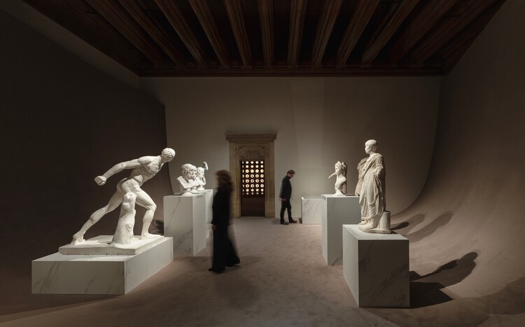 Antiquity exhibition at Wawel castle / NArchitekTURA - Interior Photography