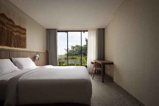 B Nesta Residence / UOS Architecture Studio B Nesta Residence / UOS Architecture Studio - Interior Photography, Bedroom, Balcony