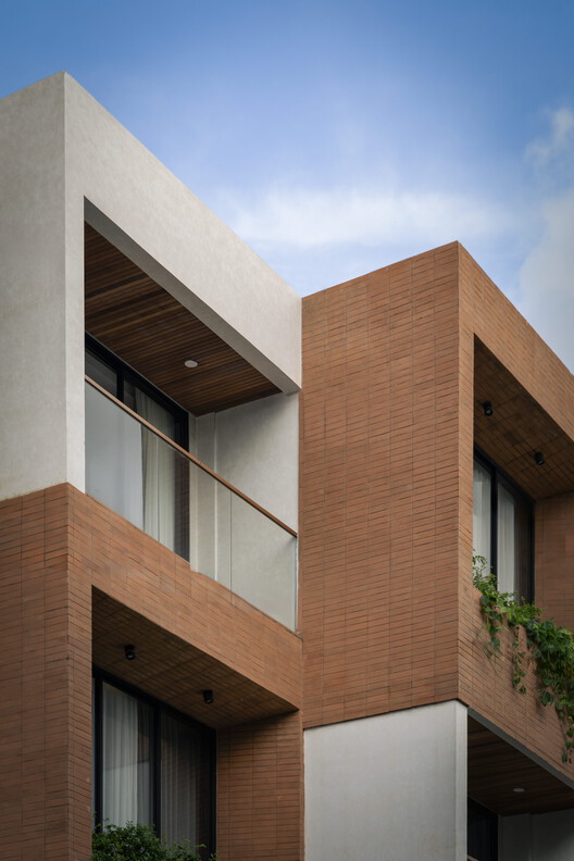 B Nesta Residence / UOS Architecture Studio B Nesta Residence / UOS Architecture Studio - Exterior Photography, Wood, Facade, Brick