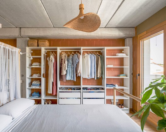 Arlo House / Luis Royon Barea and Andreu Arévalo Llàcer Arlo House / Luis Royon Barea and Andreu Arévalo Llàcer - Interior Photography, Closet, Wood, Lighting, Bedroom, Bed, Chair
