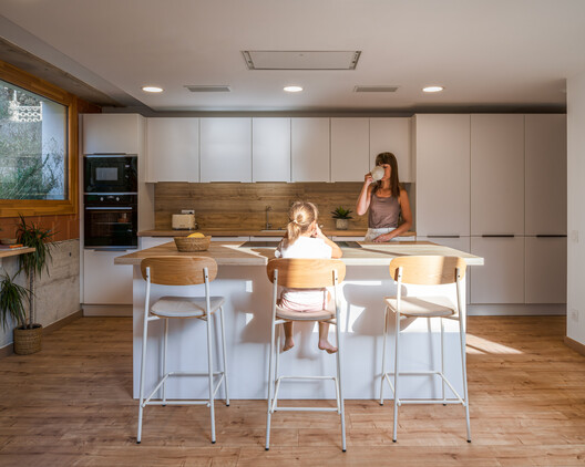 Arlo House / Luis Royon Barea and Andreu Arévalo Llàcer Arlo House / Luis Royon Barea and Andreu Arévalo Llàcer - Interior Photography, Kitchen, Wood, Countertop, Chair, Table, Lighting