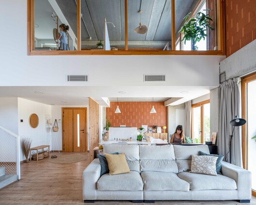 Arlo House / Luis Royon Barea and Andreu Arévalo Llàcer Arlo House / Luis Royon Barea and Andreu Arévalo Llàcer - Interior Photography, Living Room, Wood, Sofa, Lighting, Table, Chair