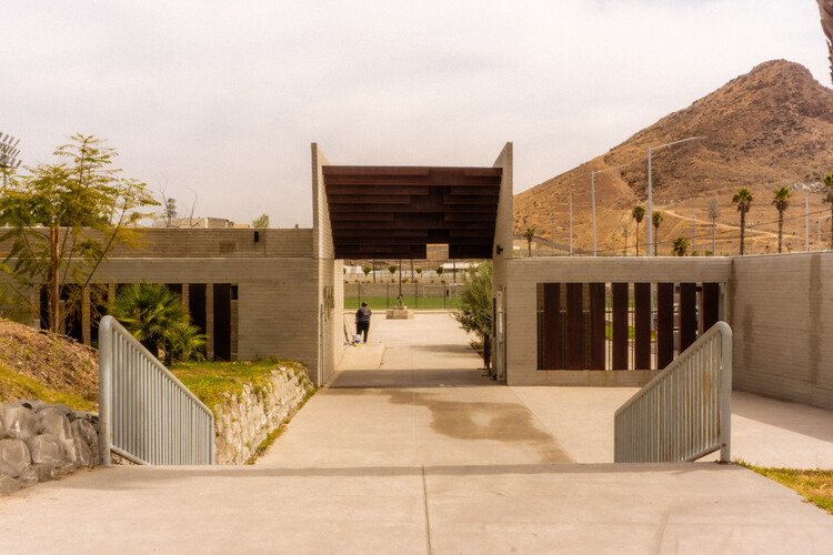 Centro de Esportes e Lazer Abejas / border arquitectos - Centro Poliesportivo