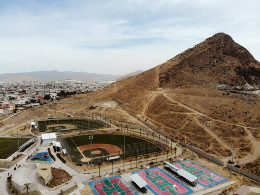 Abejas Sports and Recreation Center / border arquitectos Abejas Sports and Recreation Center / border arquitectos - Image 6 of 19