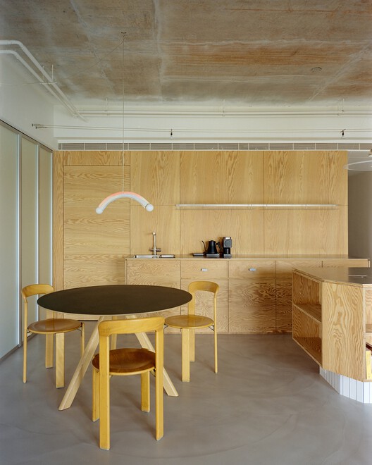 Raw & Warm Residence / Habitat Architects Raw & Warm Residence / Habitat Architects - Interior Photography, Kitchen, Wood, Chair