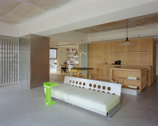 Raw & Warm Residence / Habitat Architects Raw & Warm Residence / Habitat Architects - Interior Photography, Wood, Lighting, Chair