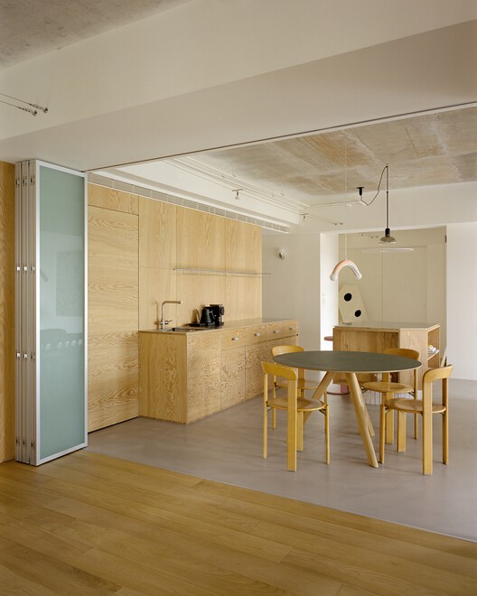 Raw & Warm Residence / Habitat Architects Raw & Warm Residence / Habitat Architects - Interior Photography, Kitchen, Wood, Table, Chair