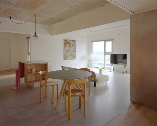 Raw & Warm Residence / Habitat Architects Raw & Warm Residence / Habitat Architects - Interior Photography, Dining room, Wood, Chair, Table, Lighting