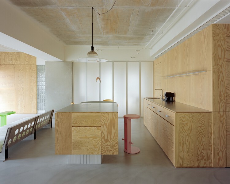 Residência Raw & Warm / Habitat Architects - Fotografia de Interiores, Interiores Residenciais, Cozinha, Bancada, Cadeira