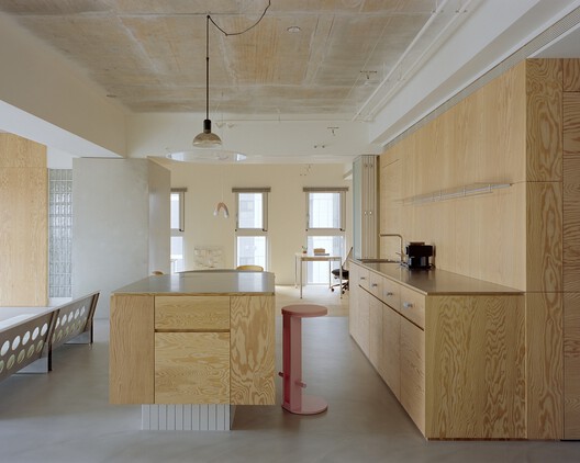Raw & Warm Residence / Habitat Architects Raw & Warm Residence / Habitat Architects - Interior Photography, Kitchen, Wood, Countertop, Chair