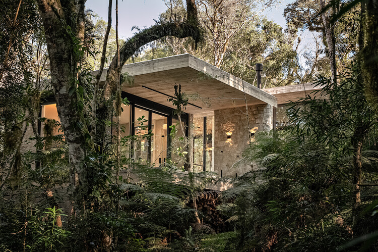 Glass House / Charlene Koetz Arquitetura