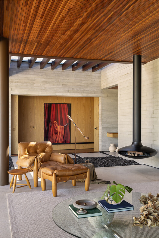 Forest House / Lucas Gonçalves Arquitetura - Interior Photography, Living Room, Wood, Lighting, Table, Chair