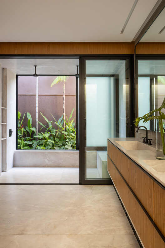 Forest House / Lucas Gonçalves Arquitetura - Interior Photography, Bathroom, Wood, Door, Glass, Concrete