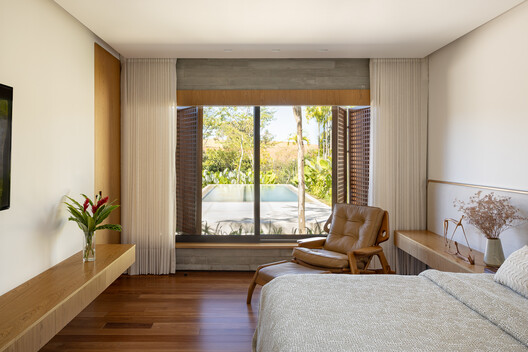Forest House / Lucas Gonçalves Arquitetura - Interior Photography, Bedroom, Wood, Lighting, Bed