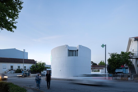 São João Pharmacy / Tsou Arquitectos São João Pharmacy / Tsou Arquitectos - Exterior Photography, Concrete