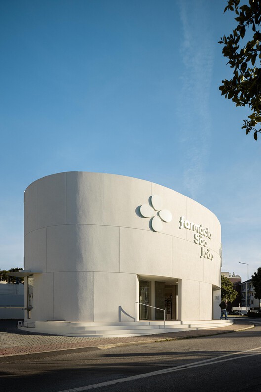 São João Pharmacy / Tsou Arquitectos São João Pharmacy / Tsou Arquitectos - Image 8 of 35