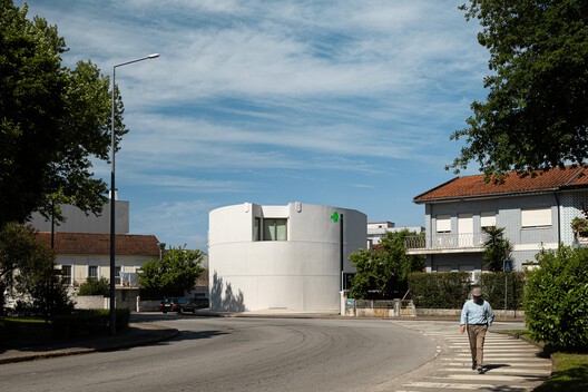São João Pharmacy / Tsou Arquitectos São João Pharmacy / Tsou Arquitectos - Exterior Photography, Concrete