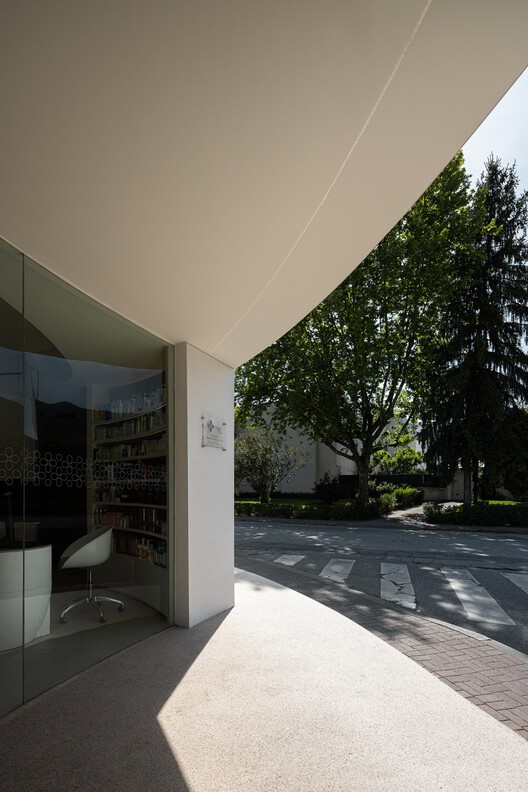 São João Pharmacy / Tsou Arquitectos São João Pharmacy / Tsou Arquitectos - Interior Photography, Concrete
