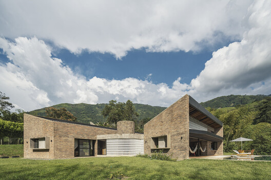 15 Colombian Houses with Exposed Brick 15 Colombian Houses with Exposed Brick - Image 12 of 16