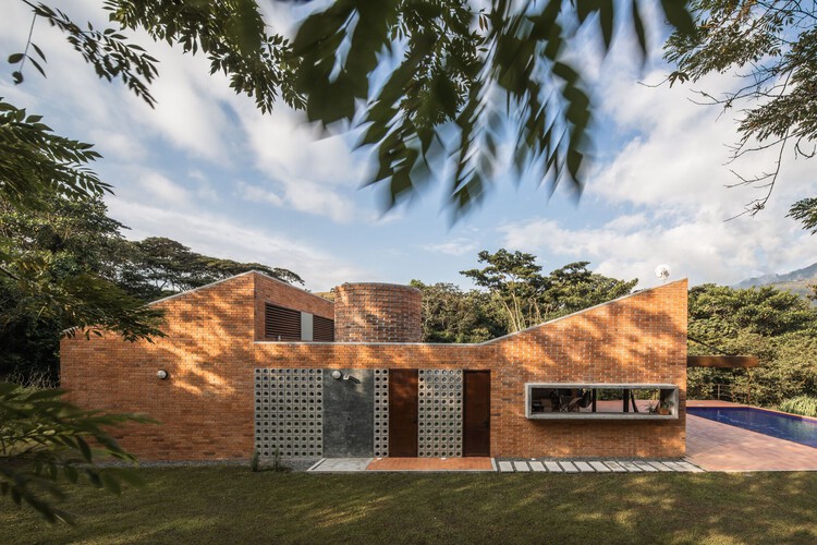 15 Colombian Houses with Exposed Brick - More Images