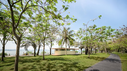 A Leaf Canopy by the Sea / Studio 10 A Leaf Canopy by the Sea / Studio 10 - Exterior Photography, Garden