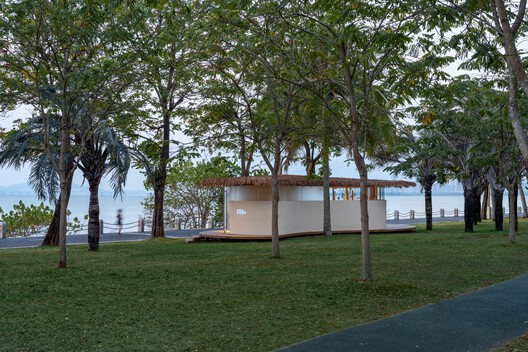 A Leaf Canopy by the Sea / Studio 10 A Leaf Canopy by the Sea / Studio 10 - Exterior Photography, Coast