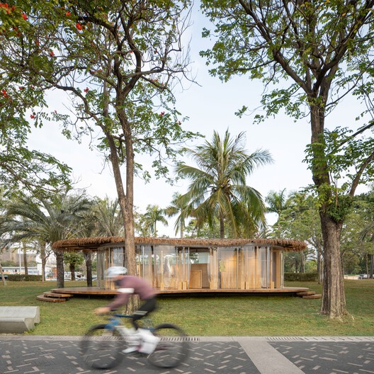 A Leaf Canopy by the Sea / Studio 10 A Leaf Canopy by the Sea / Studio 10 - Exterior Photography, Wood