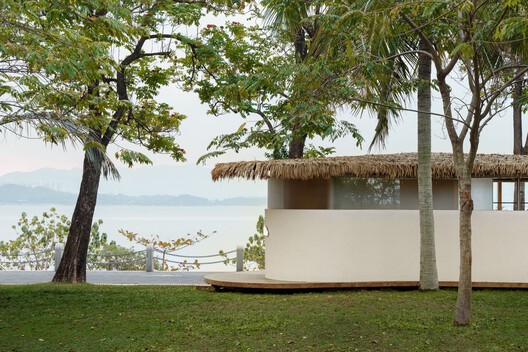 A Leaf Canopy by the Sea / Studio 10 A Leaf Canopy by the Sea / Studio 10 - Exterior Photography, Coast