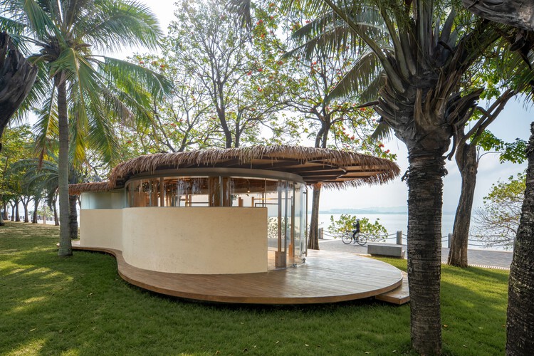 A Leaf Canopy by the Sea / Studio 10 - Retail Interiors