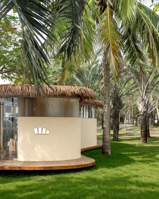 A Leaf Canopy by the Sea / Studio 10 A Leaf Canopy by the Sea / Studio 10 - Exterior Photography, Garden