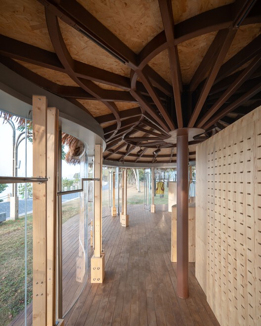 A Leaf Canopy by the Sea / Studio 10 A Leaf Canopy by the Sea / Studio 10 - Image 4 of 34