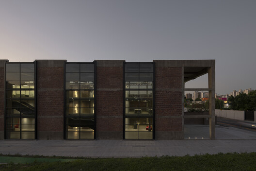 Audiovisual Experimentation Center / Dirección General de Arquitectura + Secretaria de Planificación + Municipalidad de Avellaneda Audiovisual Experimentation Center / Dirección General de Arquitectura + Secretaria de Planificación + Municipalidad de Avellaneda - Image 18 of 38
