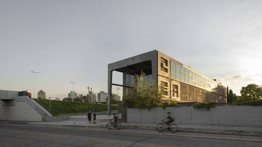 Audiovisual Experimentation Center / Dirección General de Arquitectura + Secretaria de Planificación + Municipalidad de Avellaneda Audiovisual Experimentation Center / Dirección General de Arquitectura + Secretaria de Planificación + Municipalidad de Avellaneda - Exterior Photography