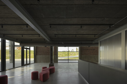 Audiovisual Experimentation Center / Dirección General de Arquitectura + Secretaria de Planificación + Municipalidad de Avellaneda Audiovisual Experimentation Center / Dirección General de Arquitectura + Secretaria de Planificación + Municipalidad de Avellaneda - Interior Photography, Concrete, Beam, Column