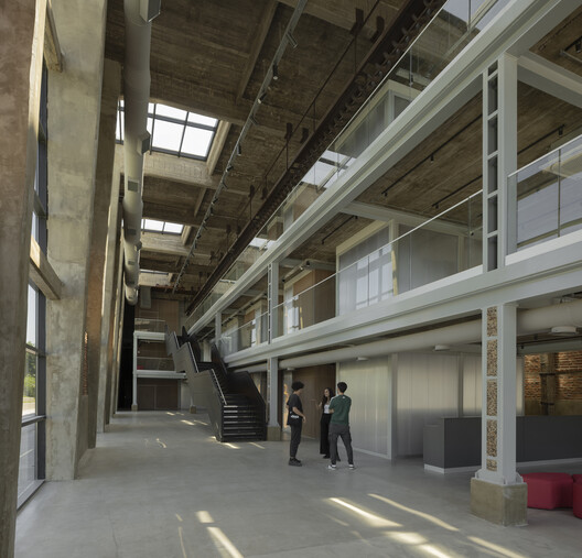 Audiovisual Experimentation Center / Dirección General de Arquitectura + Secretaria de Planificación + Municipalidad de Avellaneda Audiovisual Experimentation Center / Dirección General de Arquitectura + Secretaria de Planificación + Municipalidad de Avellaneda - Interior Photography, Wood, Glass, Beam