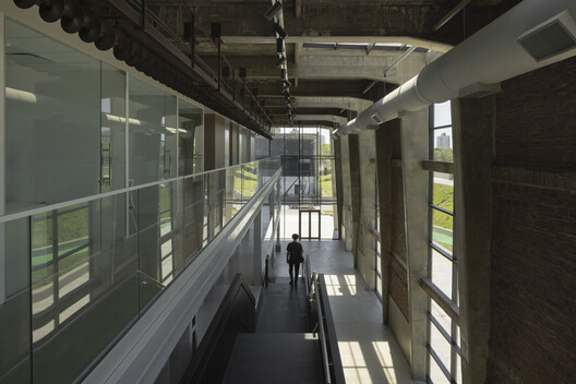 Audiovisual Experimentation Center / Dirección General de Arquitectura + Secretaria de Planificación + Municipalidad de Avellaneda Audiovisual Experimentation Center / Dirección General de Arquitectura + Secretaria de Planificación + Municipalidad de Avellaneda - Image 5 of 38