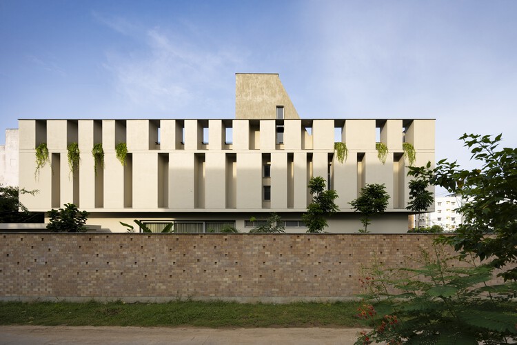 Twilight House / Spacefiction Studio