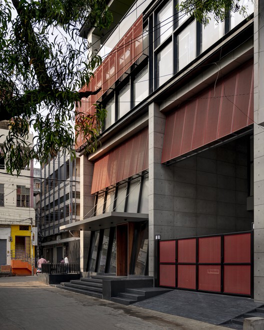 Screened Space Office Building / Studio UF+O Screened Space Office Building / Studio UF+O - Exterior Photography, Glass