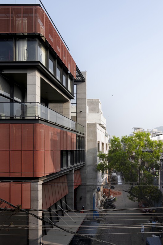 Screened Space Office Building / Studio UF+O Screened Space Office Building / Studio UF+O - Exterior Photography, Balcony