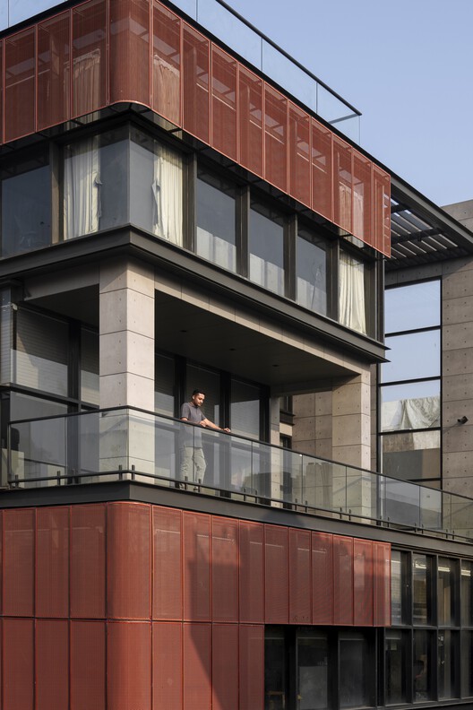 Screened Space Office Building / Studio UF+O Screened Space Office Building / Studio UF+O - Exterior Photography, Glass, Balcony