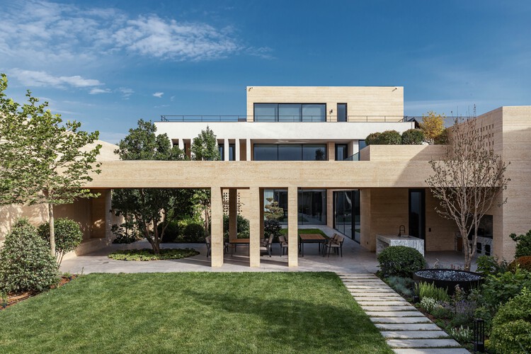 DR House / ARC Architects