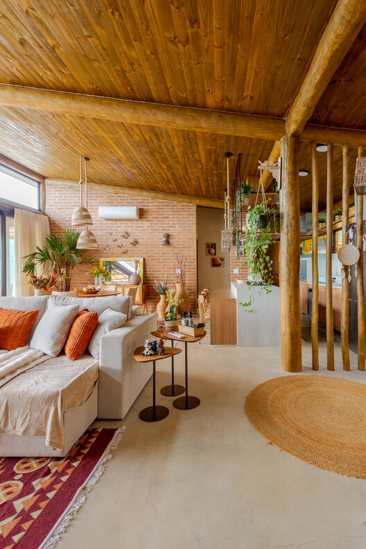 C.E. House / Dall'Ovo Magalhães Arquitetura C.E. House / Dall'Ovo Magalhães Arquitetura - Interior Photography, Living Room, Wood, Lighting, Chair, Beam