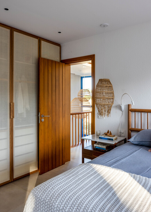 MFA House / Simone Jazbik Arquitetura MFA House / Simone Jazbik Arquitetura - Interior Photography, Bedroom, Wood, Lighting, Bed, Door