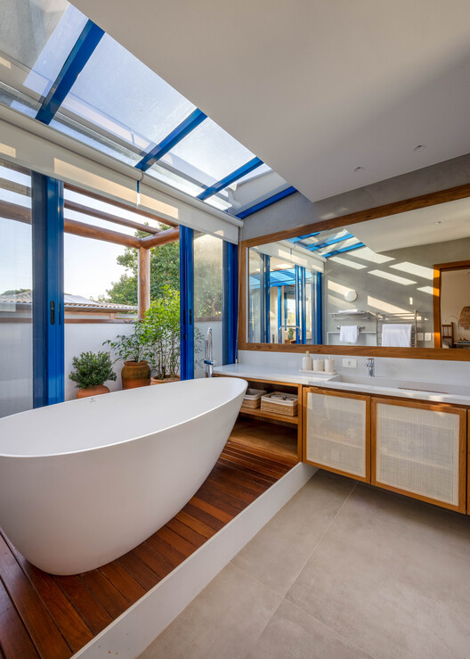 MFA House / Simone Jazbik Arquitetura MFA House / Simone Jazbik Arquitetura - Interior Photography, Bathroom, Wood, Glass, Sink