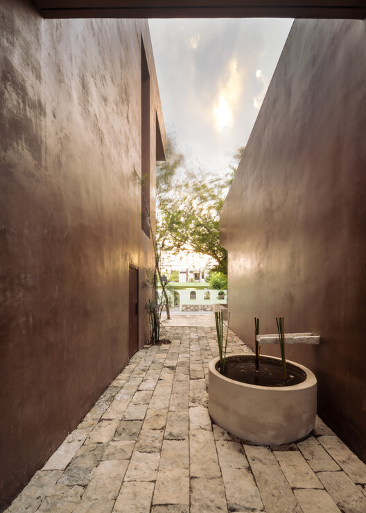 Esquina Nativa Center / TACO taller de arquitectura contextual Esquina Nativa Center / TACO taller de arquitectura contextual - Interior Photography, Bathroom, Concrete, Courtyard