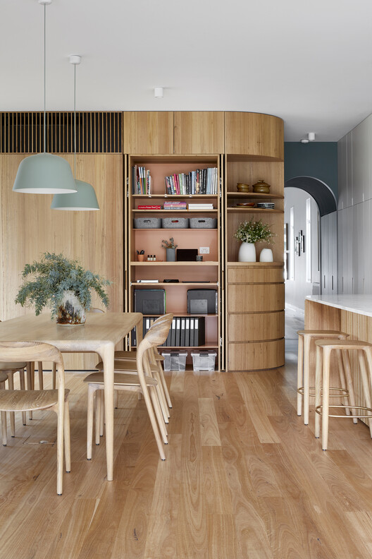 Fringe Dweller Residence / Mihaly Slocombe Fringe Dweller Residence / Mihaly Slocombe - Interior Photography, Kitchen, Wood, Shelving, Table, Lighting, Chair