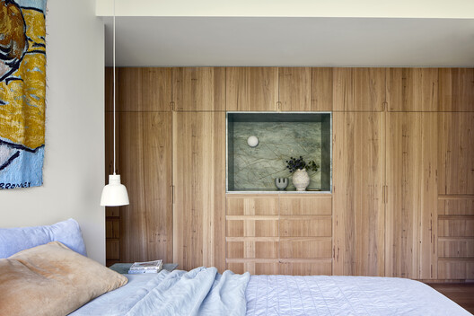 Fringe Dweller Residence / Mihaly Slocombe Fringe Dweller Residence / Mihaly Slocombe - Interior Photography, Bedroom, Wood, Bed, Lighting